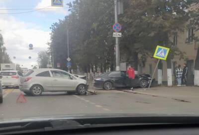 В Твери Toyota вылетела на тротуар после столкновения с Opel на пешеходном переходе - afanasy.biz - Тверь - район Московский, Тверь