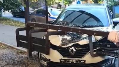 В Калининграде водитель Renault не смог затормозить и сбил мать и ребёнка, стоявших на остановке - usedcars.ru - Калининград