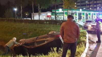 В Москве полицейский пикап вытаскивал перевернувшийся Hyundai из кювета - usedcars.ru - Москва