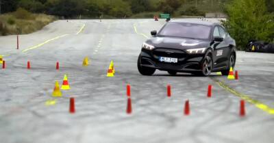 E.Mach - Видео: Ford Mustang Mach-e снова не справился с «лосиным тестом» - motor.ru - Швеция