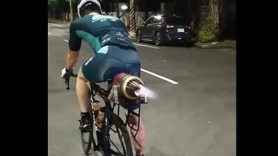 Смельчак приладил к велосипеду турбореактивный двигатель и едва не взлетел: видео - auto.24tv.ua - Тайвань