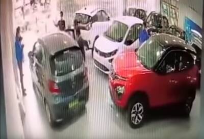 Нерасторопный водитель разбил автомобиль сразу после покупки (видео) - autocentre.ua - Индия - Хайдарабад