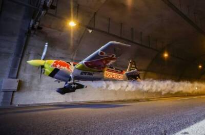 Пилот самолета пролетел сквозь два автомобильных тоннеля и установил мировой рекорд - autocentre.ua - Турция
