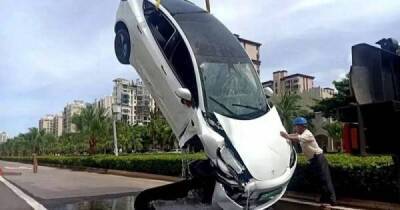 В Китае электромобиль Tesla упал в канал: вся семья, находившаяся в машине, осталась жива - skuke.net - Китай - Хайнань