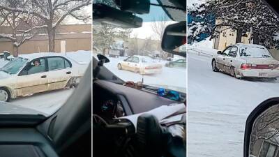 Видео: Toyota Corolla разъезжает по заснеженным улицам на трех колесах - motor.ru