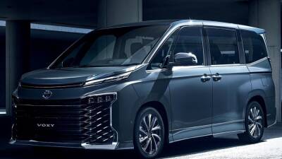 Toyota представила минивэны Noah и Voxy нового поколения - motor.ru - Япония