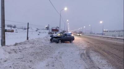 На подъезде к Саратову ВАЗ врезался в столб – пострадала женщина - usedcars.ru