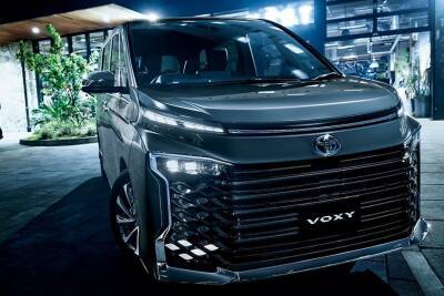 Минивэны Toyota Noah и Voxy перешли в новое поколение, не взяв с собой самого богатого брата - kolesa.ru - Япония