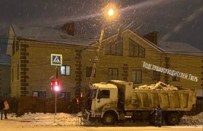 Снегоуборочная машина снесла столб в Твери - afanasy.biz - Тверь