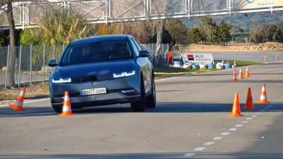 Видео: как справляется с «лосиным тестом» электрокар Hyundai, который ждут в России - motor.ru - Россия