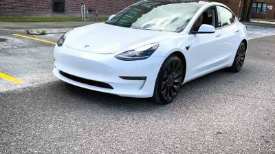 Tesla вручила покупателю новый Model 3 без важнейшей детали - motor.ru - Сша