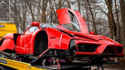 Ferrari Enzo - Редчайший Ferrari Enzo стоимостью три миллиона долларов разбили об дерево - motor.ru - Голландия