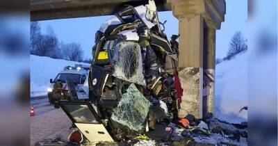 Смертельна ДТП у Росії: автобус зіткнувся з опорою мосту, 5 людей загинуло, 14 постраждали - fakty.ua - Украина