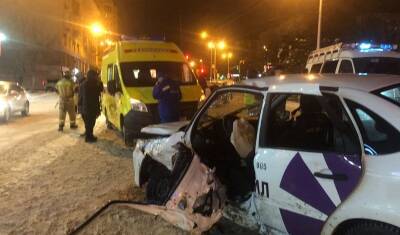 В центре Уфы автомобиль такси попал в ДТП, есть пострадавшие - mkset.ru - Уфа