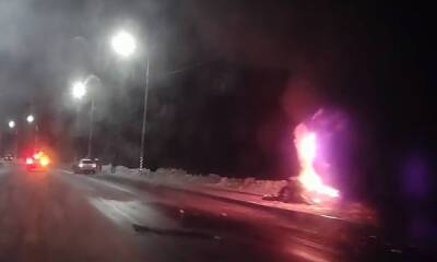 Недалеко от аэропорта «Петрозаводск» машина врезалась в столб и загорелась - gubdaily.ru - республика Карелия - Петрозаводск