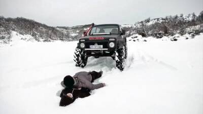 Видео: из классической Lada Niva сделали монструозный вездеход - motor.ru - Грузия