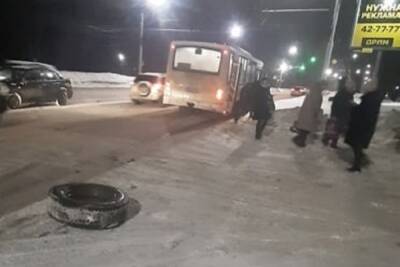 В Ярославле автобус потерял колесо на ходу - yar.mk.ru - Ярославль