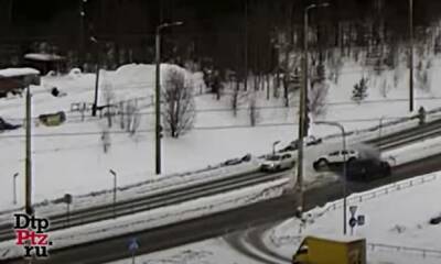 Жесткое ДТП в Петрозаводске: автомобиль развернуло и вынесло в ограждение - gubdaily.ru - Петрозаводск