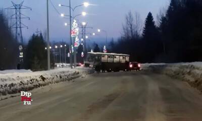 Маршрутку развернуло поперек дороги в Петрозаводске: пострадала женщина - gubdaily.ru - Петрозаводск