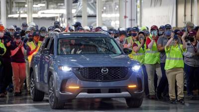 Собрана первая партия кроссоверов Mazda CX-50 - motor.ru - Канада - Сша - штат Алабама