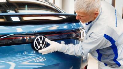 Volkswagen собрал первые серийные электрокары ID.5 - motor.ru - Германия - Цвиккау