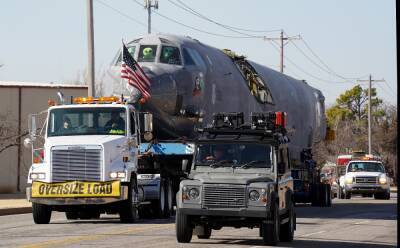 Автопоезд перевез бомбардировщик B-52 на 2400 км (видео) - autocentre.ua - Сша - штат Аризона - штат Оклахома
