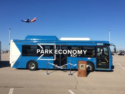 Аэропортовые электробусы впервые получили беспроводную зарядку - autocentre.ua - штат Канзас