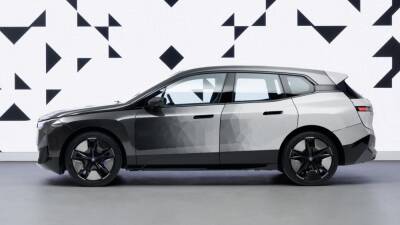 BMW представила кроссовер, меняющий цвет кузова. И вот как это работает - motor.ru