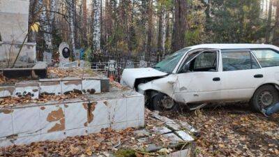 В Новосибирске водитель врезался в памятник и погиб - usedcars.ru - Россия - Новосибирск