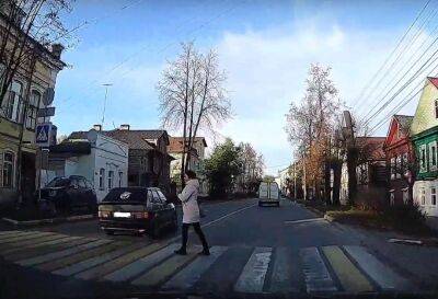 В Торжке нашли и наказали лихача, который едва не сбил женщину на пешеходном переходе - afanasy.biz - Россия