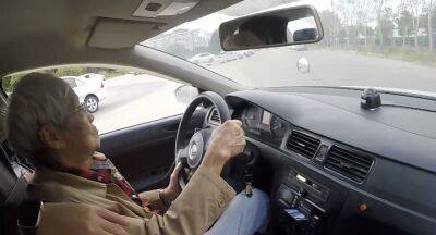 94-летний мужчина сдал на права, чтобы прокатить свою жену - autocentre.ua - Китай - Шанхай