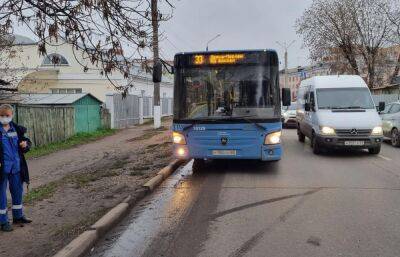 В Твери пешеход попал под автобус, а потом бросался с кулаками на медиков и полицейских - afanasy.biz - Тверь - Тверская обл.