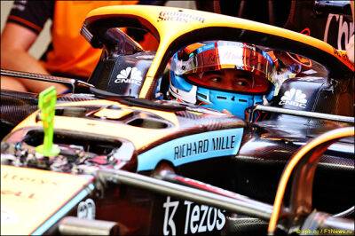 Алекса Элбон - Ник де Вриз прошёл подгонку сиденья в McLaren - f1news.ru