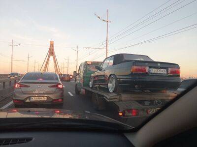 В Киеве заметили автовоз с редкими ретро BMW - autocentre.ua - Киев
