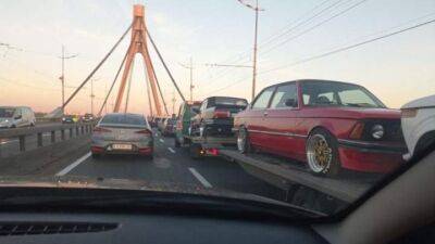 В Киеве заметили автовоз с очень дорогими BMW - auto.24tv.ua - Киев - Украина - Киевская обл.