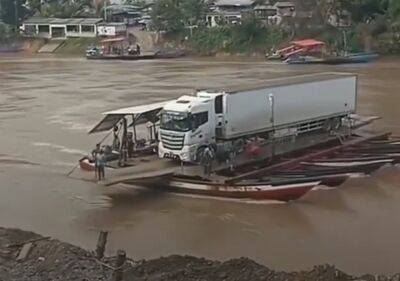 Как фуру сплавили по реке на пяти лодках (видео) - autocentre.ua - Таиланд - Малайзия
