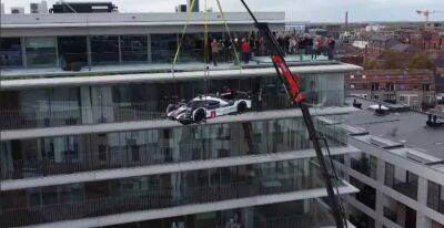 Фанат марки поднял Porsche 919 в свою квартиру на 8 этаже - autocentre.ua - Бельгия