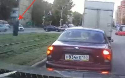 Водитель ловит колесо в считанных метрах от своей машины - zr.ru