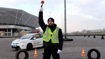 В полиции напомнили, что означают жесты регулятора: видео - auto.24tv.ua