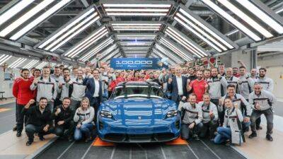 Porsche выпустил 100-тысячный электромобиль Taycan - autostat.ru - Китай - Англия - Сша - Ирландия - Россия