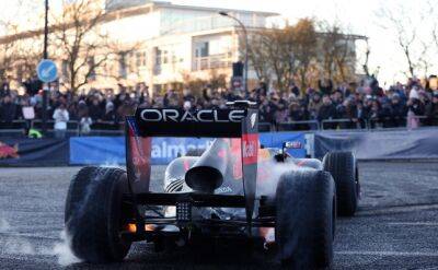 Серхио Перес - Максим Ферстаппен - Кристиан Хорнер - Red Bull Racing провела гоночное шоу в Милтон-Кинсе - f1news.ru