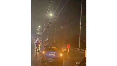 Из-за огромных ям на киевском мосту десятки автомобилей разорвали колеса: видео - auto.24tv.ua - Киев