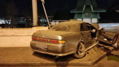 Во Владивостоке «Тойота» врезалась в опорную стену, пострадали четверо - usedcars.ru - Россия - Владивосток