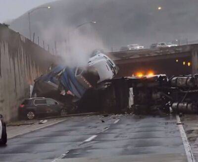 Грузовик упал с моста прямо на другое ДТП (видео) - autocentre.ua - Сша - штат Калифорния