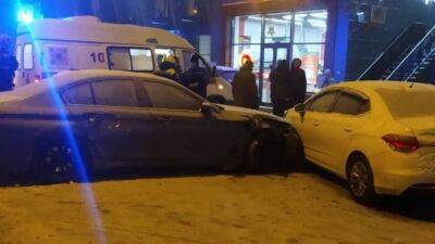 На юге Москвы BMW въехал на остановку, один человек погиб, двое пострадали - usedcars.ru - Москва - округ Южный, Москва