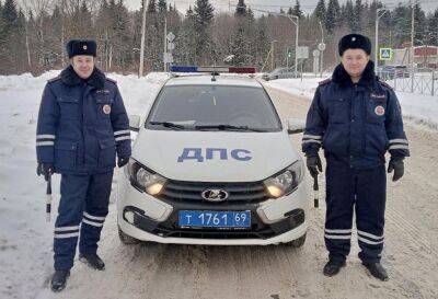Экипаж ДПС помог застрявшей в снегу на дороге под Удомлей женщине - afanasy.biz