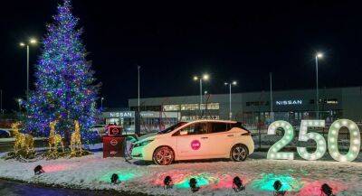 От Nissan Leaf запитали 10-метровую новогоднюю елку - autocentre.ua - Англия