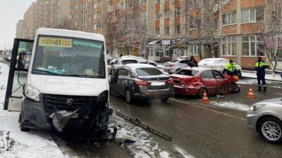 В Ставрополе столкнулись BMW и маршрутка, травмы получили два пассажира - usedcars.ru - Ставрополье край