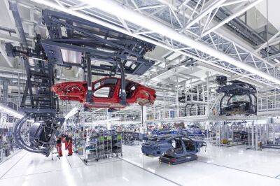 Audi подтвердила, что выпуск Q6 e-tron стартует в 2023 году и анонсировала «зелёные» A4 и A5 - kolesa.ru - Германия - Мексика - Брюссель - Венгрия - Бельгия - Сан-Хосе