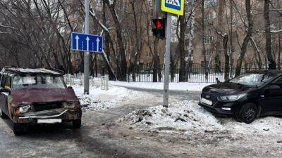 «Лада» и «Хёндэ» столкнулись на перекрестке в Тюмени, иномарку отбросило на пешеходов - usedcars.ru - Тюмень - Тюменская обл.